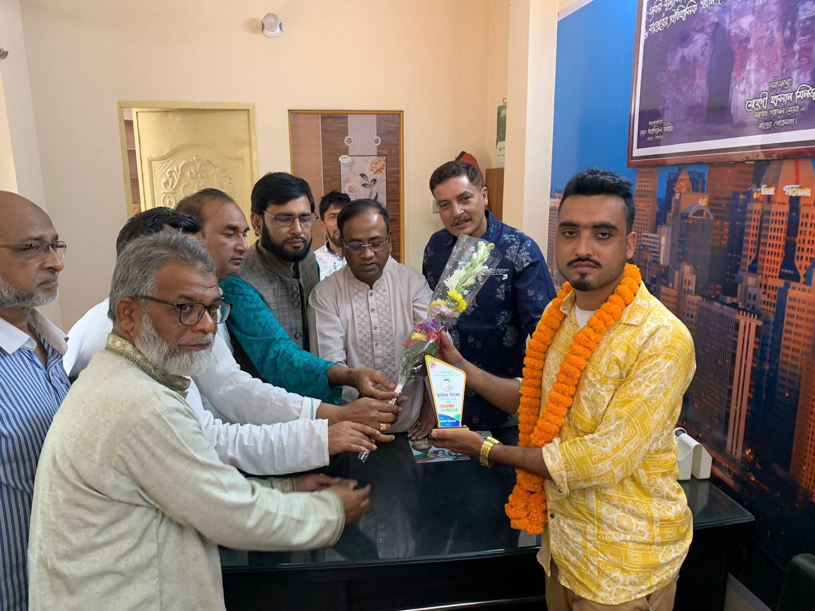 মধুপুরে শালবন ক্রিয়েশনের  পক্ষ থেকে শুভেচ্ছা স্মারক প্রদান